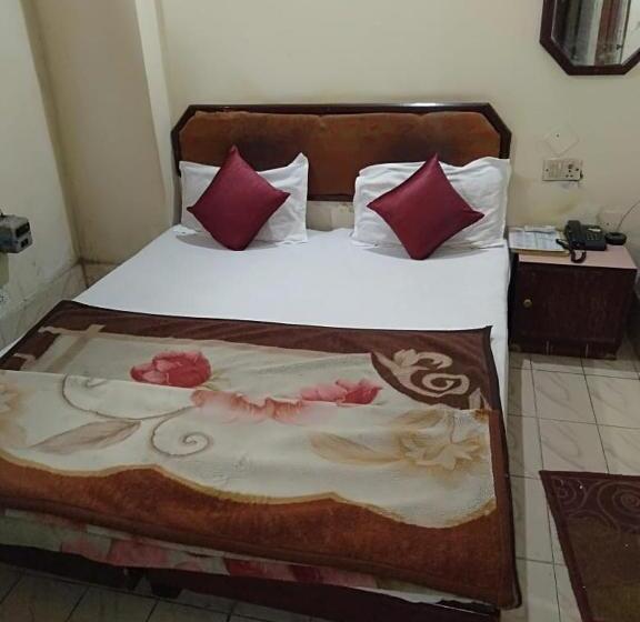 اتاق اکونومی یک تخته, Ambassador Inn