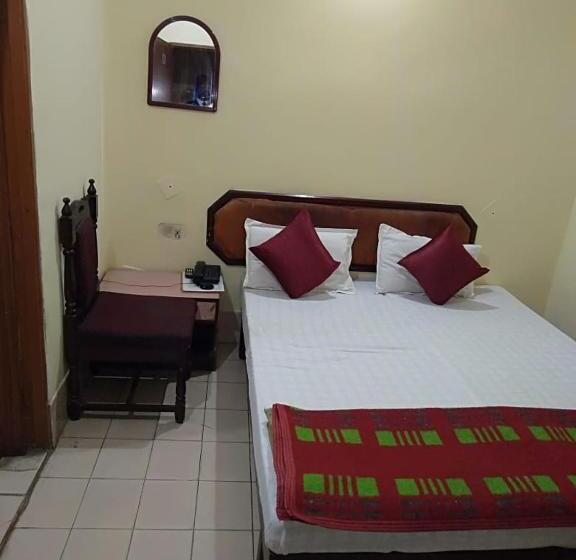 اتاق اکونومی یک تخته, Ambassador Inn