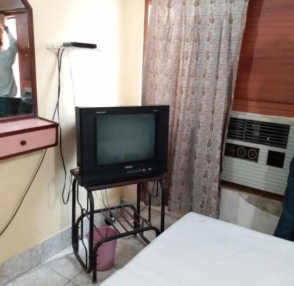 اتاق اکونومی یک تخته, Ambassador Inn