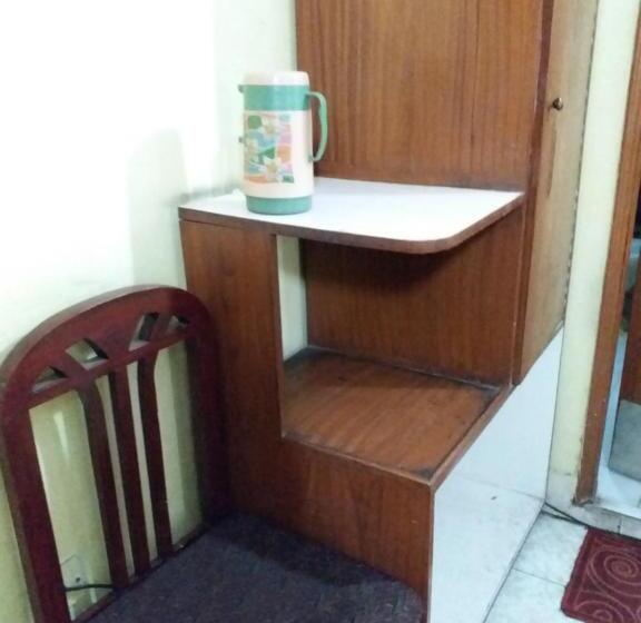 اتاق اکونومی یک تخته, Ambassador Inn