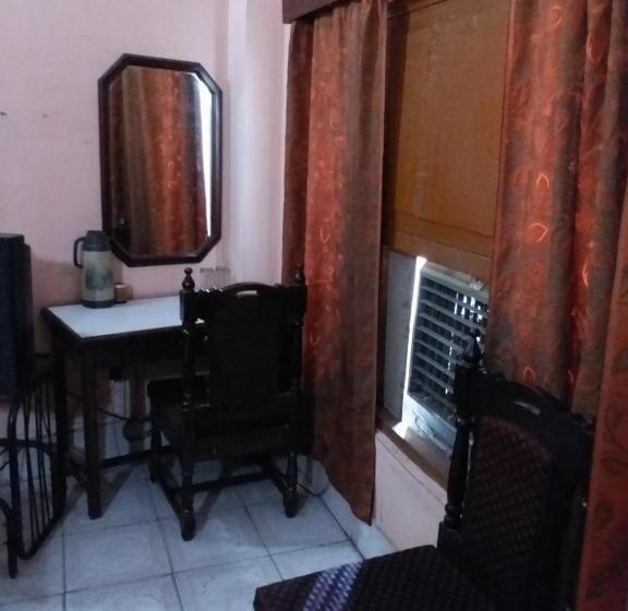 اتاق اکونومی یک تخته, Ambassador Inn