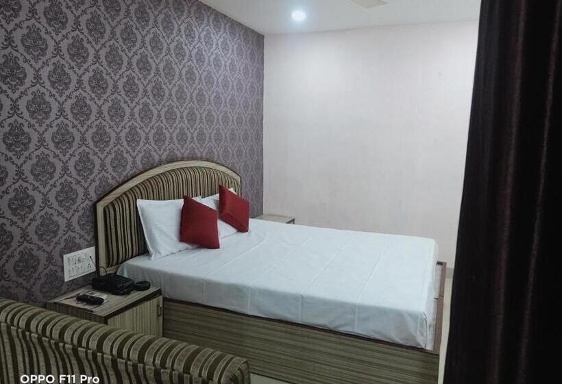 اتاق لوکس, Ambassador Inn