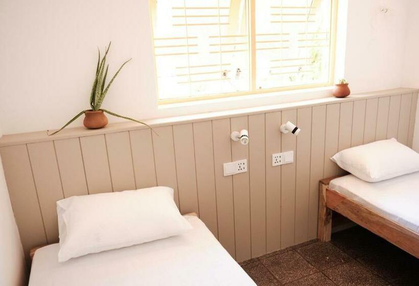 バス共有のスタンダードルーム, Basecamp Yoga Beach House