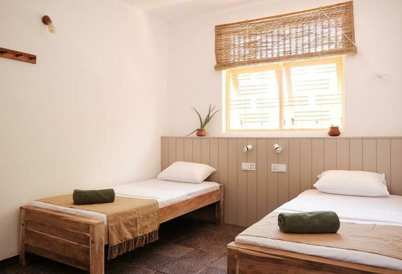 バス共有のスタンダードルーム, Basecamp Yoga Beach House