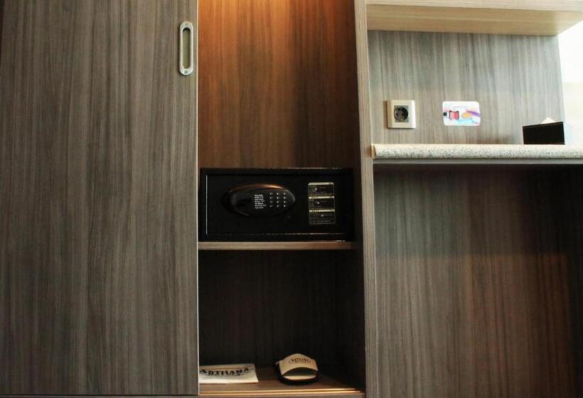 디럭스 룸, Arthama Hotels Makassar