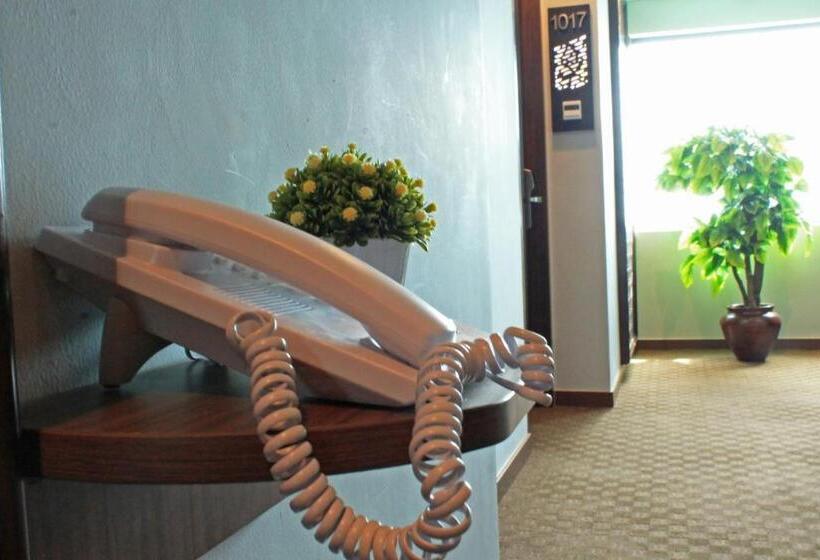 Полулюкс, Arthama Hotels Makassar