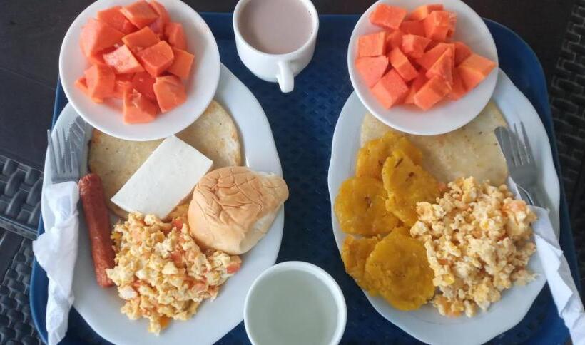 חדר משפחתי, Don Toño Tolú