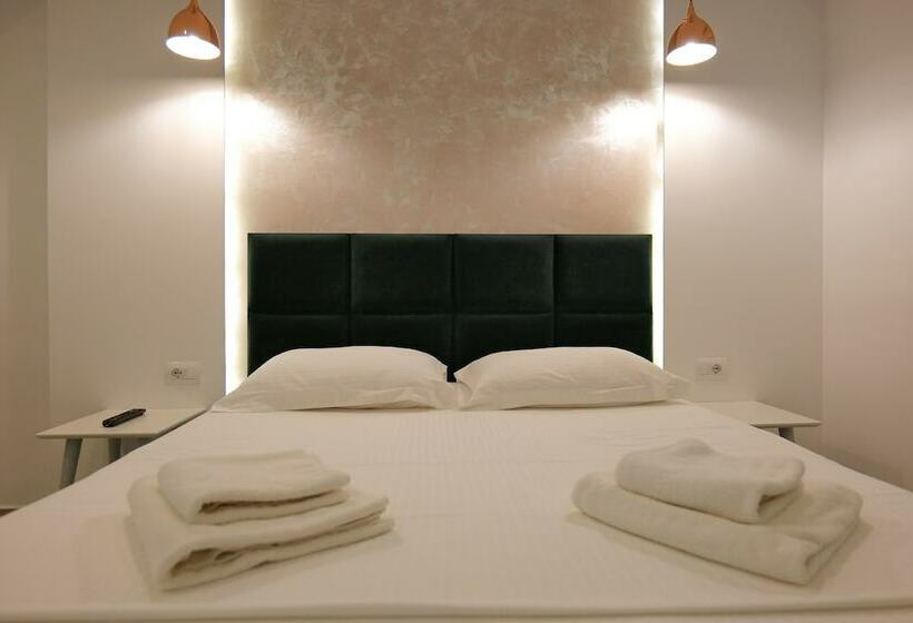 غرفة قياسية مزوَّدة بشُرفة, Kuburi