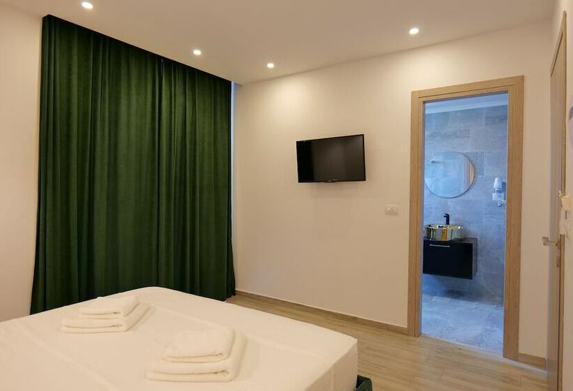 غرفة قياسية مزوَّدة بشُرفة, Kuburi