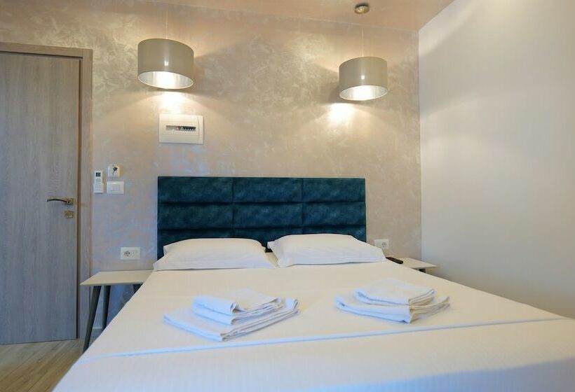 غرفة قياسية مزوَّدة بشُرفة, Kuburi