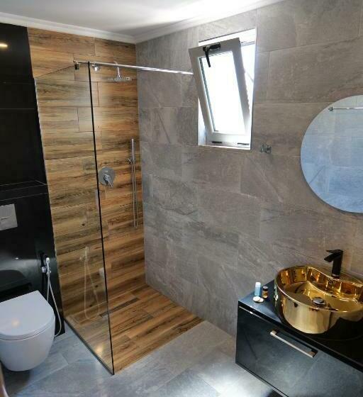 غرفة قياسية مزوَّدة بشُرفة, Kuburi