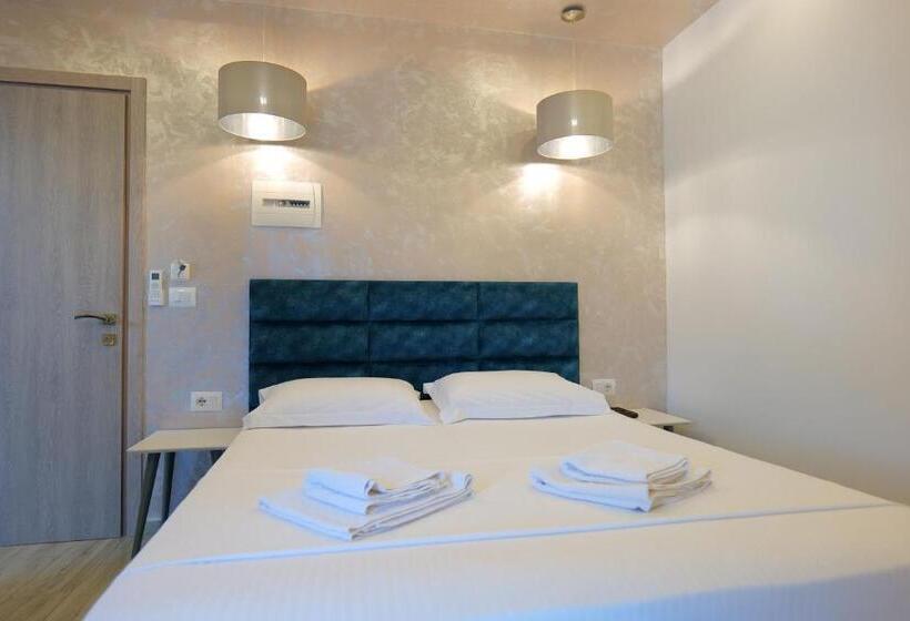 غرفة قياسية مزوَّدة بشُرفة, Kuburi