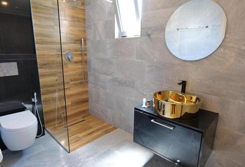 غرفة قياسية ثلاثية مزودة بشرفة, Kuburi