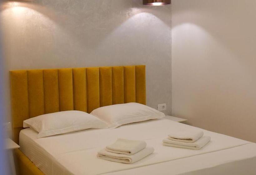 غرفة قياسية ثلاثية مزودة بشرفة, Kuburi