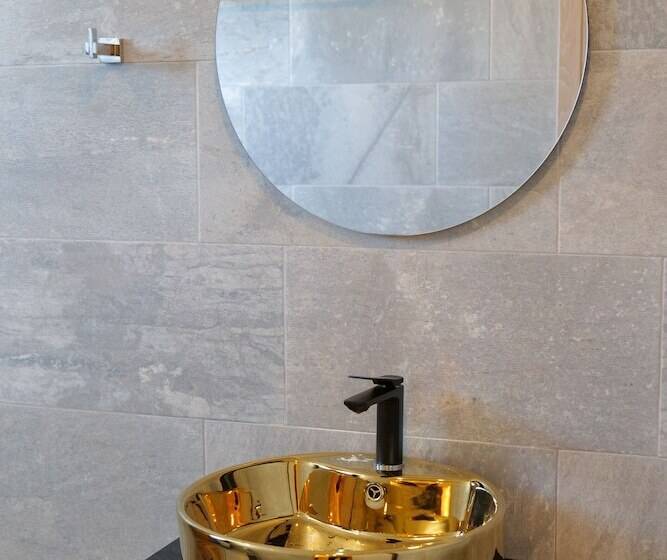 غرفة قياسية مزوَّدة بشُرفة, Kuburi