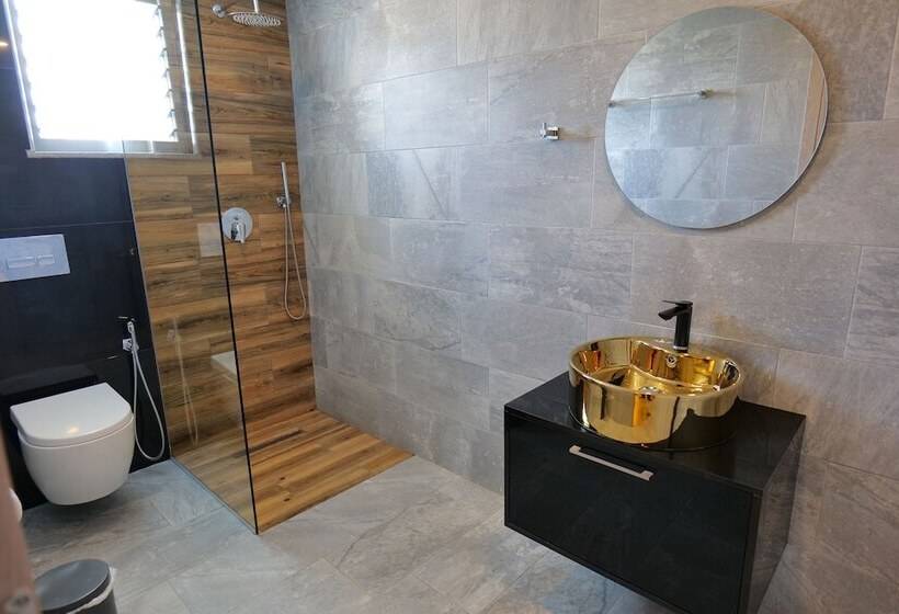 غرفة قياسية مزوَّدة بشُرفة, Kuburi