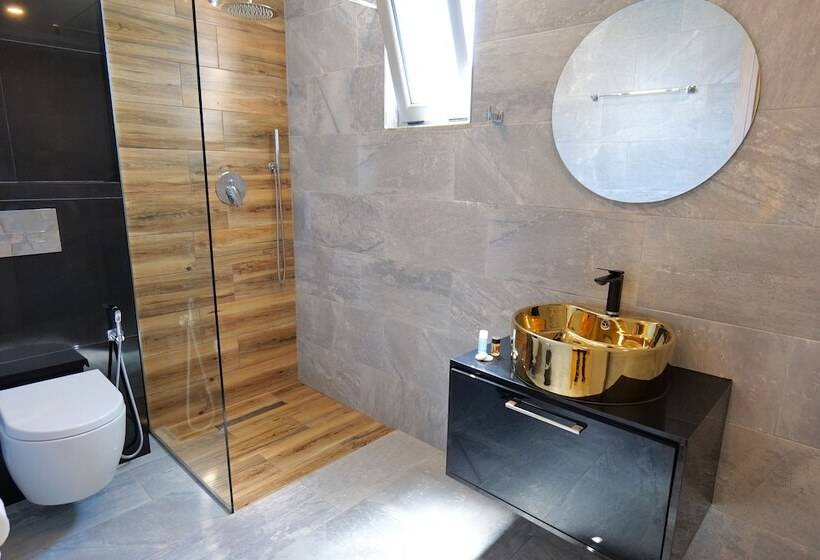 غرفة قياسية مزوَّدة بشُرفة, Kuburi