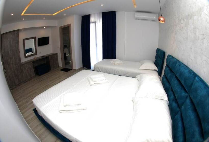 غرفة قياسية ثلاثية مزودة بشرفة, Kuburi