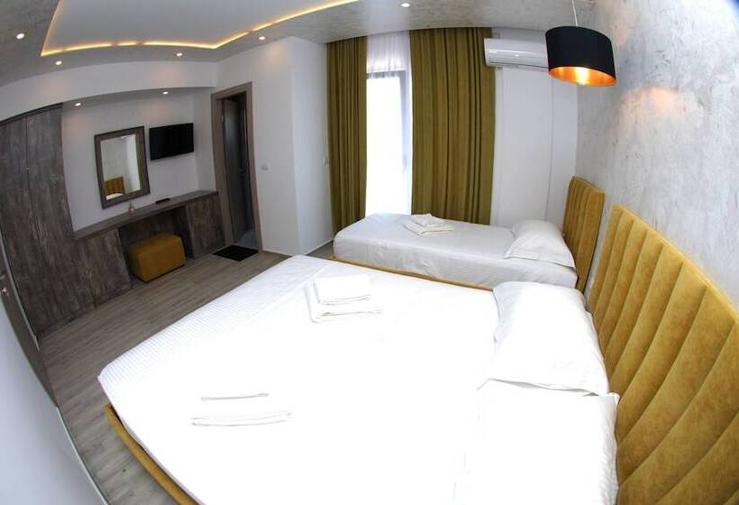 غرفة قياسية ثلاثية مزودة بشرفة, Kuburi