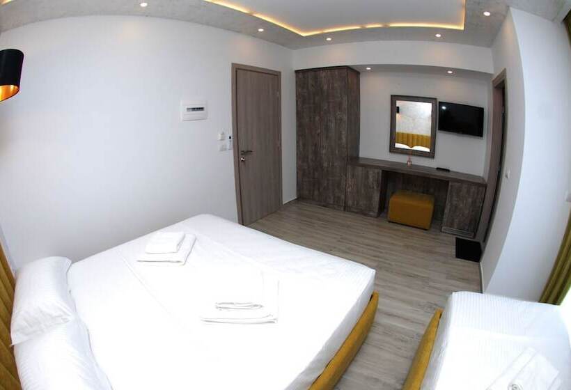 غرفة قياسية ثلاثية مزودة بشرفة, Kuburi