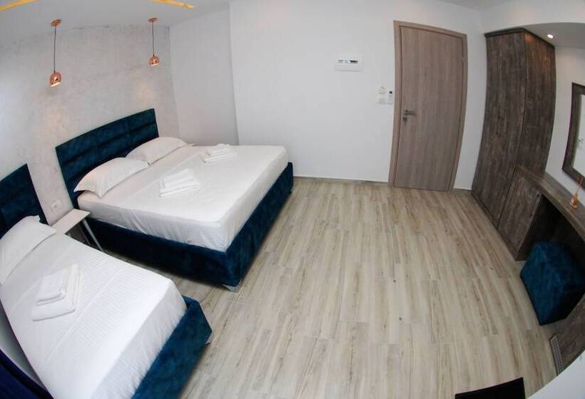 غرفة قياسية ثلاثية مزودة بشرفة, Kuburi