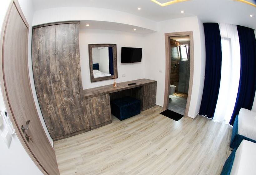 غرفة قياسية ثلاثية مزودة بشرفة, Kuburi