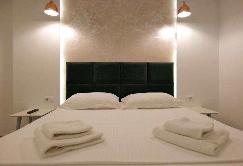 غرفة قياسية مزوَّدة بشُرفة, Kuburi