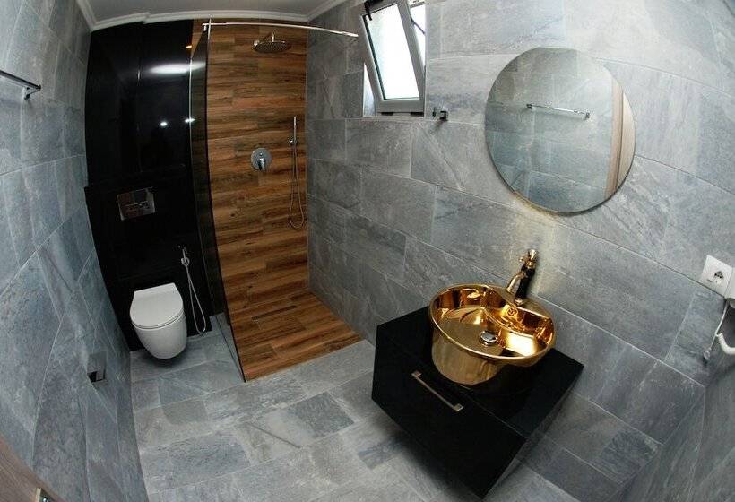 غرفة قياسية ثلاثية مزودة بشرفة, Kuburi