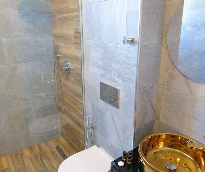 غرفة قياسية ثلاثية مزودة بشرفة, Kuburi