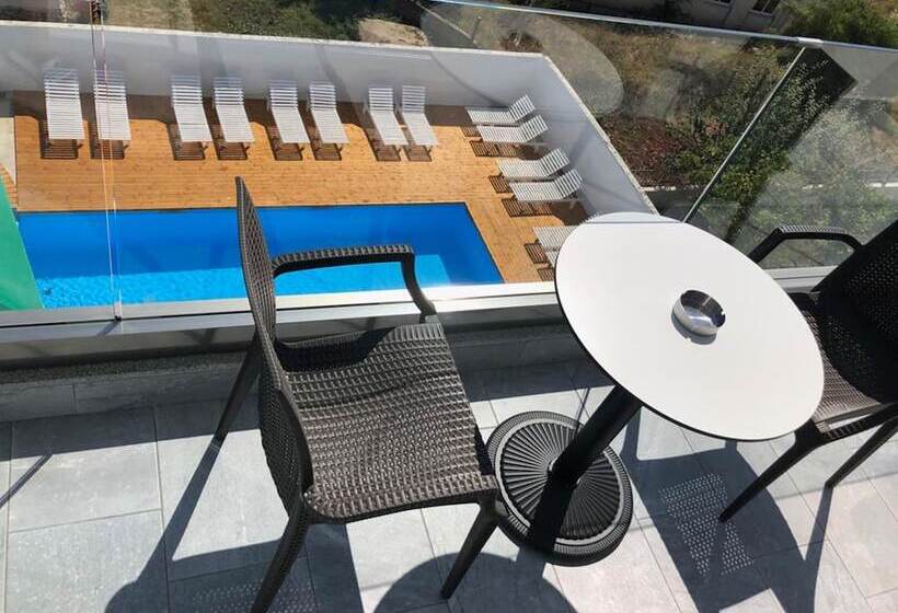 غرفة قياسية ثلاثية مزودة بشرفة, Kuburi