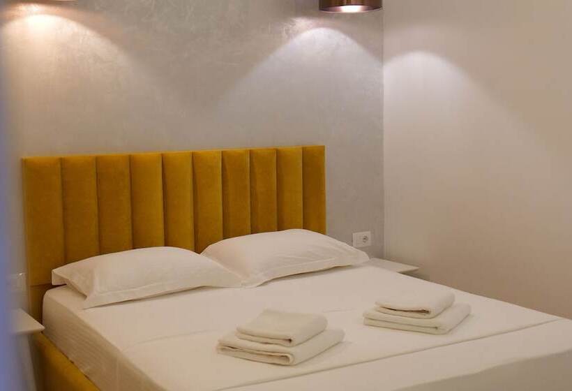 غرفة قياسية ثلاثية مزودة بشرفة, Kuburi