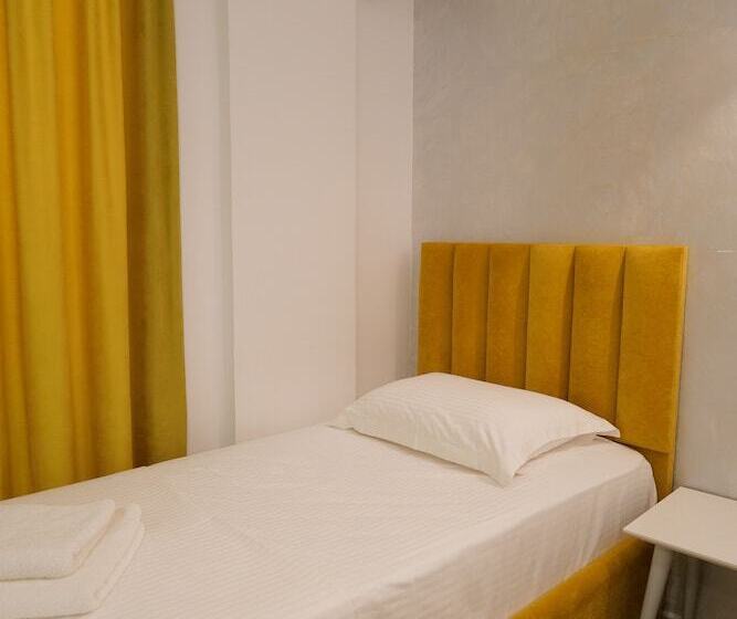 غرفة قياسية ثلاثية مزودة بشرفة, Kuburi