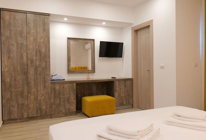 غرفة قياسية ثلاثية مزودة بشرفة, Kuburi