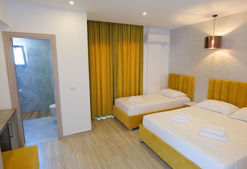 غرفة قياسية ثلاثية مزودة بشرفة, Kuburi