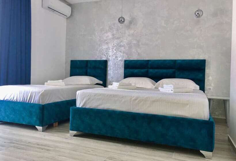 غرفة قياسية ثلاثية مزودة بشرفة, Kuburi