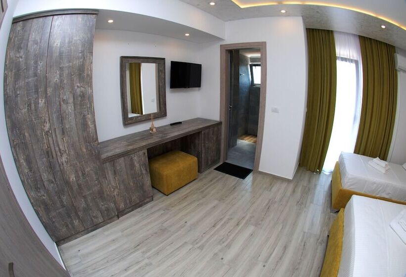 غرفة قياسية ثلاثية مزودة بشرفة, Kuburi