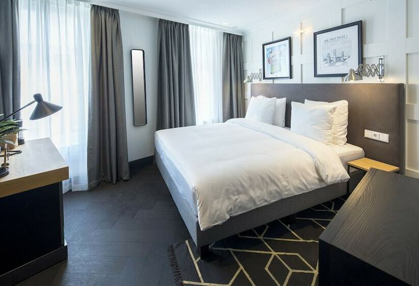 اتاق لوکس, The Highland House