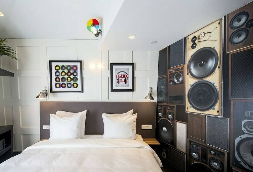 اتاق لوکس, The Highland House