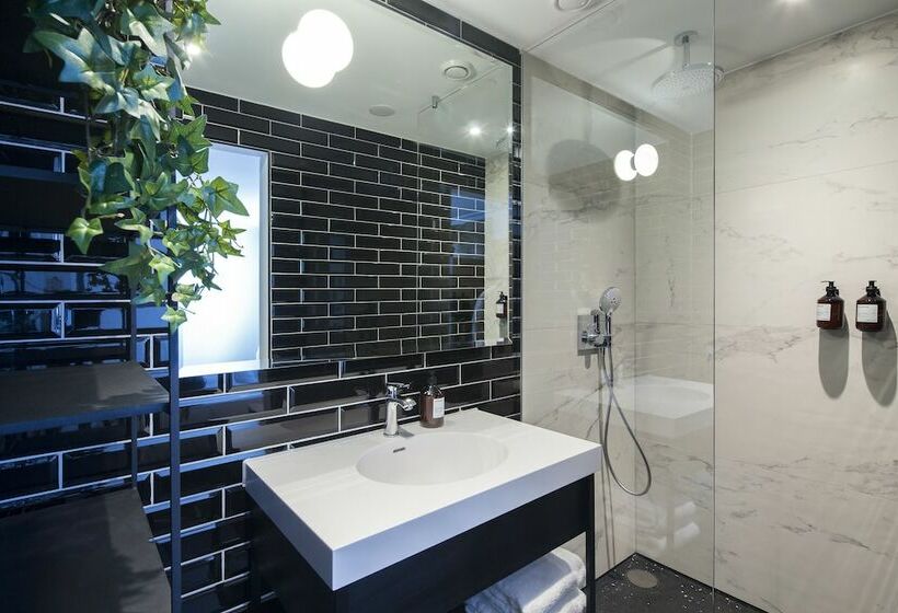 اتاق لوکس, The Highland House