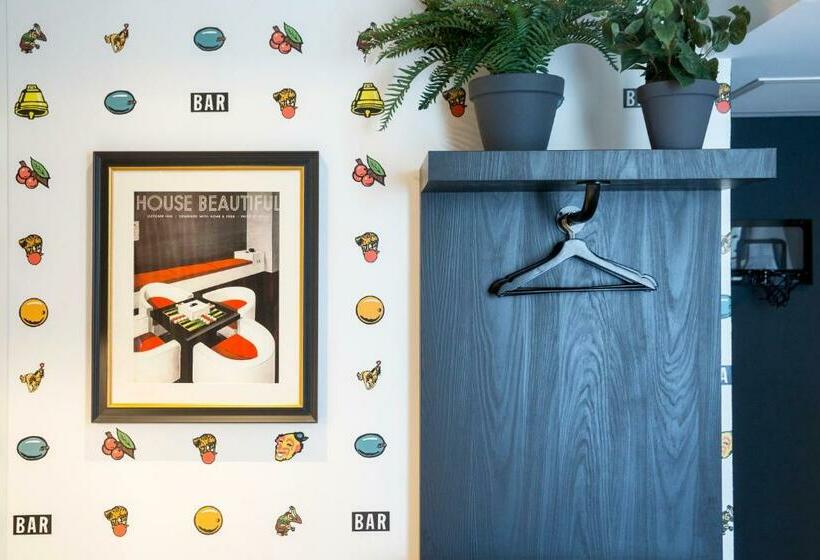 اتاق لوکس, The Highland House