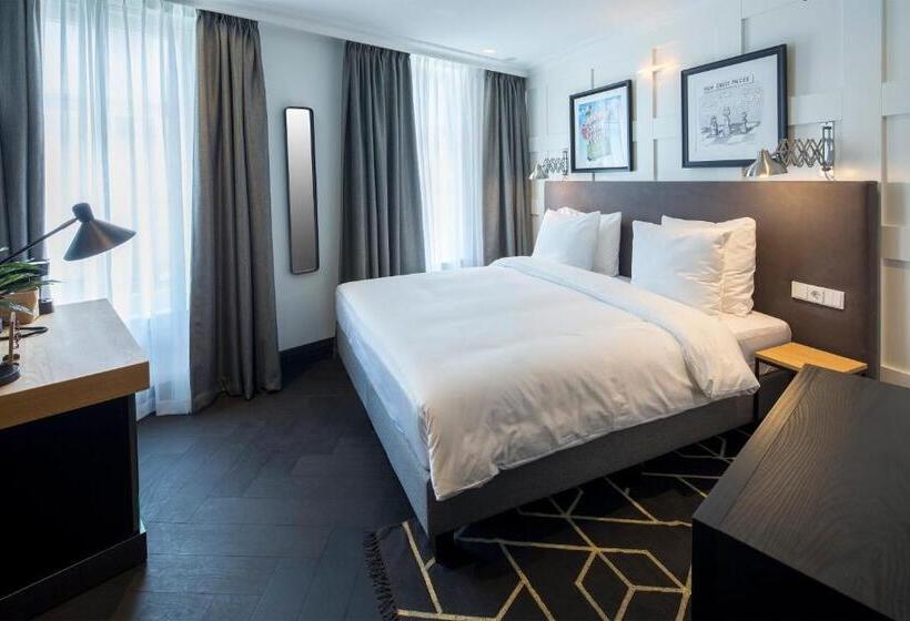 اتاق لوکس, The Highland House