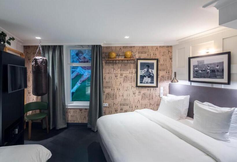 اتاق لوکس سه تخته, The Highland House