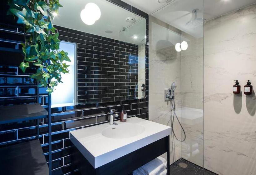 اتاق لوکس چهار تخته, The Highland House