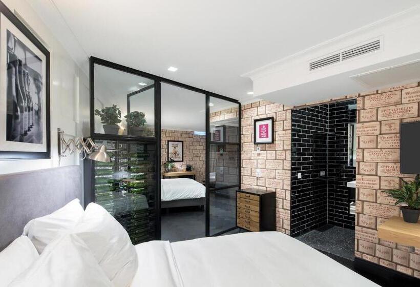 اتاق لوکس چهار تخته, The Highland House