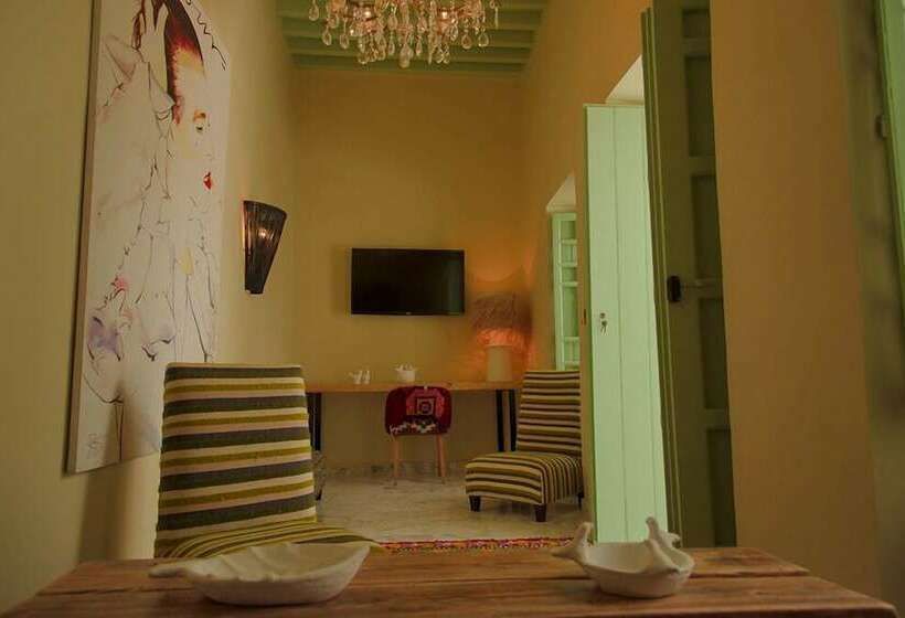 سوییت اجرایی, Dar Antonia