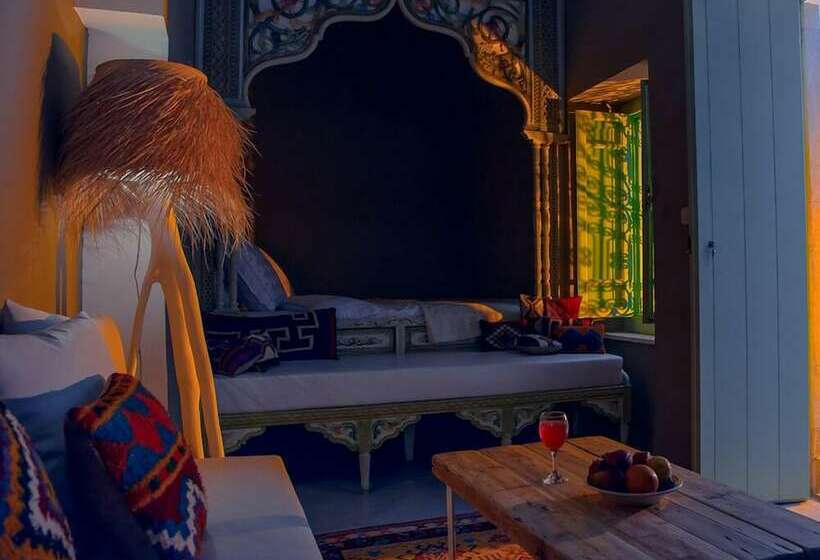 سوییت خانوادگی, Dar Antonia