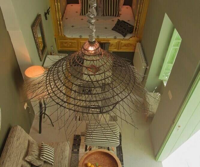 سوییت اجرایی, Dar Antonia