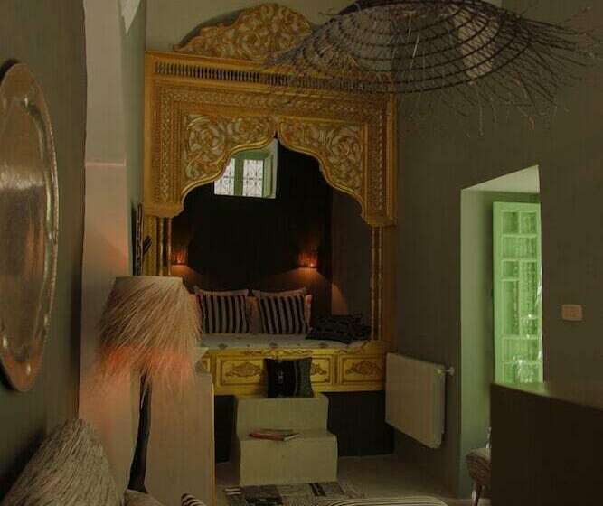 سوییت اجرایی, Dar Antonia