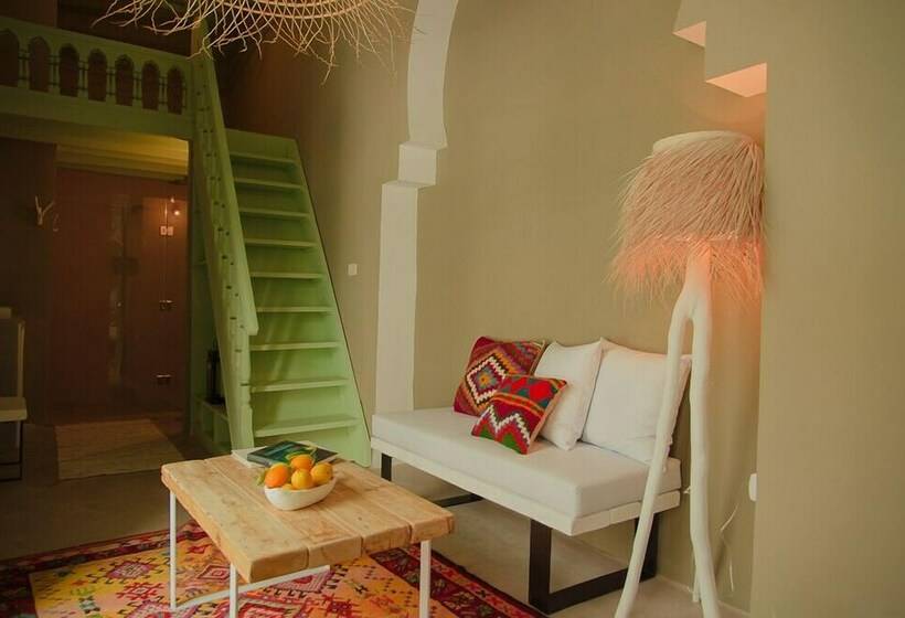 سوییت خانوادگی, Dar Antonia