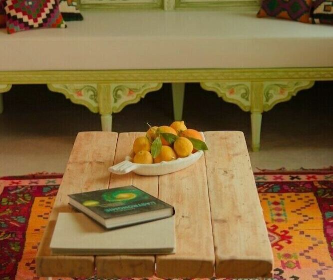 سوییت خانوادگی, Dar Antonia